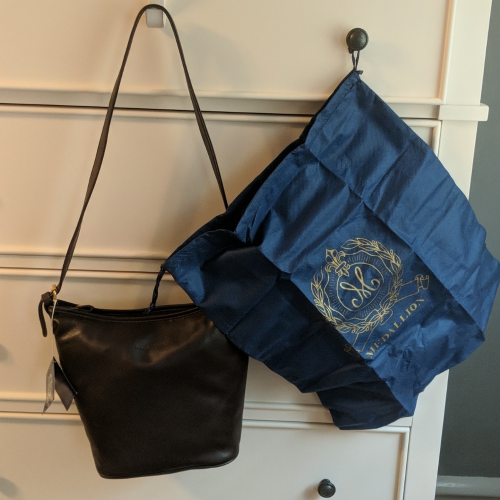 MEDALLION leather purse